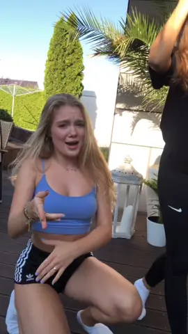 mal wieder eins mit @stella.tews 🥰 #sister#fail#trend#dance Sie hätte mich fast wirklich getroffen und die Kamera hatte irgendwie auch kein Bock 😅