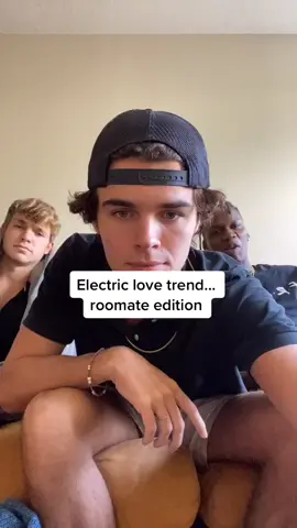 Kiss your roommate trend 😅😂