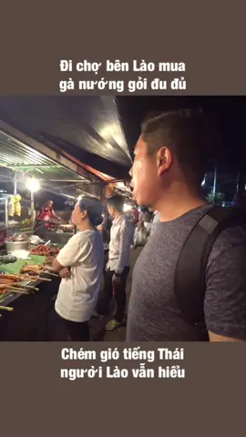 Một lần đi chợ đêm bên Lào mua gà nướng bếp than ăn với xôi và gỏi đu đủ. Chém gió tiếng Thái nhưng người Lào vẫn hiểu. #travip #yeumaybay