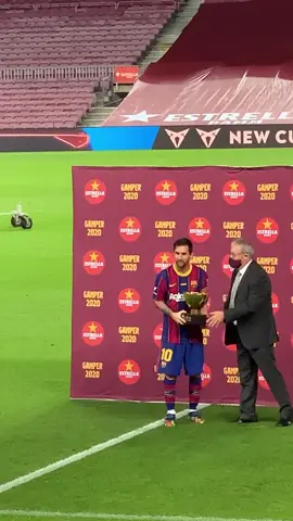🏆 Messi and a trophy. Name a better love story. 🔥 #fcbarcelona #messi #gamper