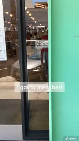 @dragon_rocks123 she’s so sweet in person! #HelloFall #ClosetTour #derekjoseph #hereformimi #kids #parents #charlidamelio #bellapoarch #addisonre