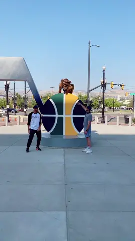 Fulfilling childhood dream... @utahjazzbear and @scottdhenry @utahjazz #dance #utah #utahjazz #brothers #HelloFall #fyp #foryou dc: @tosha__ptp
