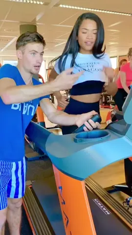 Wanneer je gymbuddy ziet dat je een TikTok dansje doet... 😂 Hoe vaak in de week ga jij naar de gym? 🏋️‍♂️ #gym#workout