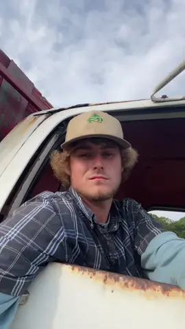 Just chilling in the 2 ton truck waiting for a load of corn 🌽. ##fyp #foryoupage