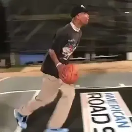 Travis dunks like he’s in NBA 🏀 #travisscott #NBA #basket #basketball #kyliejenner #funny #fun #memes #meme #viral #goviral #rapper #artist #rap #fun