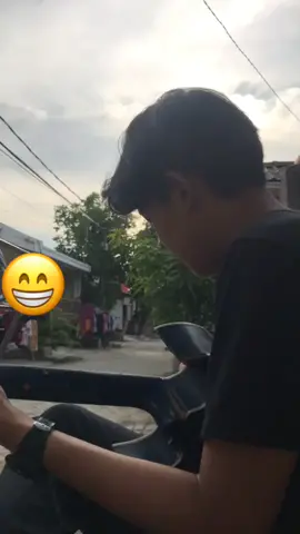 Yuk jangan lupa di save videonya! Buat di pasang di story biar dikira lagi main sama pacar😂 ig:rafly.ansyah19 #fyp #foryou