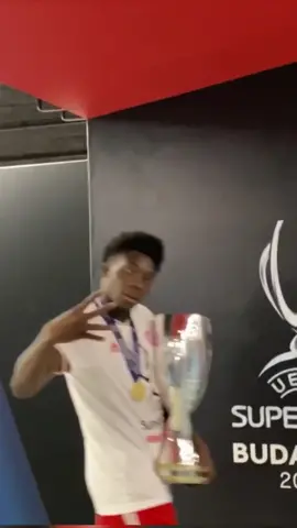 „NUMMER 4!“ 🏆🏆🏆🏆 @alphonsodavies #MiaSanMia