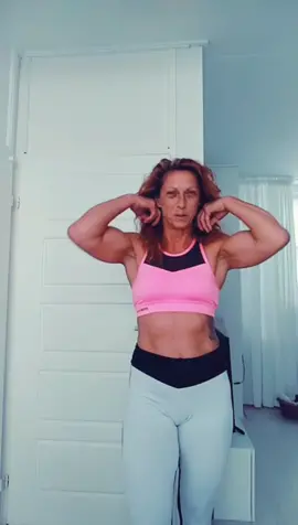 Oma laat ze ff zien 💪😀 #bicepscheck #grandmaontiktok #strongover50 #Fitness #bodybuildingmotivation #girlwholifts #musclemania #nooitteoud #51 #big