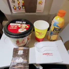 Lần đầu ăn phở ăn liền thịt bò nguyên miếng trên máy bay. #travip #yeumaybay