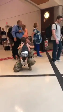 This reunion between a military mum and her son has us in tears (🎥: Lyndsey Fisher via Storyful) #mumsoftiktok #reunion #Love #emotional #wholesome