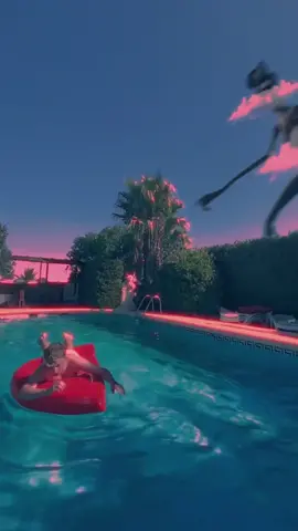 I SAW A DAMN SIRENHEAD WALKING PAST US OMG @mattydeaks_ @itsjamesessex #jankyfx #sirenhead #fyp #foryou #viral #trending #scary #pool