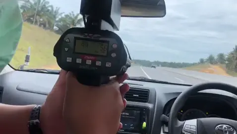 Speed Gun untuk mengukur kecepatan pengendara di Tol Pekanbaru - Dumai. Batas minimum adalah 60kmph dan maksimum adalah 80kmph. #TolPermai #sepdum