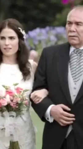 Champaña para acá y tepache para allá. 🤣 #Karlasouza #comedia #maraescalante #cinemexicano #latino #humor #boda #mexico #champaña #tepache #viral