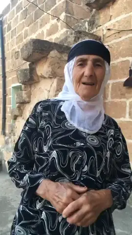 Köyün yaşayan tek Süryanisi Nisane teyze Süryanice sizi selamlıyor :) #bozopotamya #midyat #süryani #suryoyo #suryoye #assyrian #syrian #suryani #nya