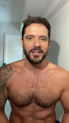 El actor y modelo Colombiano Diego Arnary saluda a los seguidores de Boca Rosa #bocarosa #bocarosalive