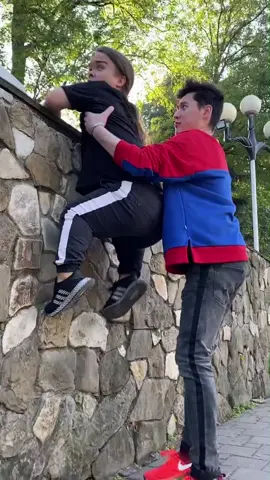 Меня всегда ждут трудности @solodovv #помощь #карлик #друг #парк #высота