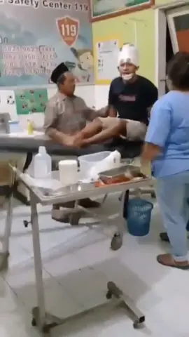 Orang yang Sakit bertambah Sakit ni 😂 apa2 pun harap abang tu okay ya 🎥: bubblegumm__ #fyp #viral #funny