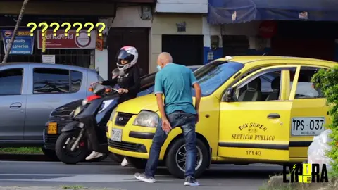 BROMA A LOS CARROS😂 ( hacemos bajar los conductores) #bromas #medellin #tiktok #colombia #parati #funny #viral