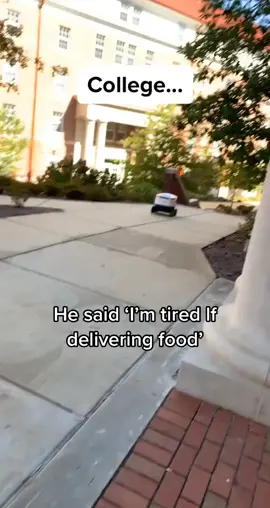 It started calling for help 💀 (credit: @thesilasjames) #foryou #memezar #fyp #delivery #robot #food #machine