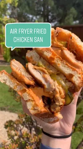 In love! 🥰 #friedchicken #chicken #sandwich #friedchickensandwhich #saucequeen #sauce #fried #popeyes #popeyeschickensandwhich ￼