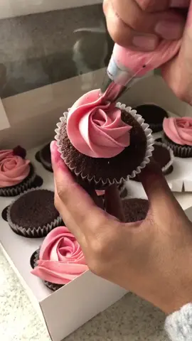 pink and burgundy rose #fyp #foryoupge #foryou #cake #LearnOnTikTok #cakedecorating