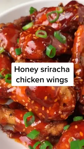 Fool proof chicken wings + a honey sriracha sauce 🤤 #chickenwingchickenwing #chickenwings #bakednotfried #honeysrirachawings #Boo #tiktokcook #Boo
