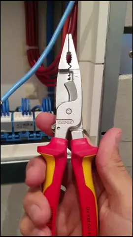 Работа электромонтажника полна ярких красок, особенно когда кусаешь кабель под напряжением😄 #электрика #электромонтаж #ремонтквартир #электро