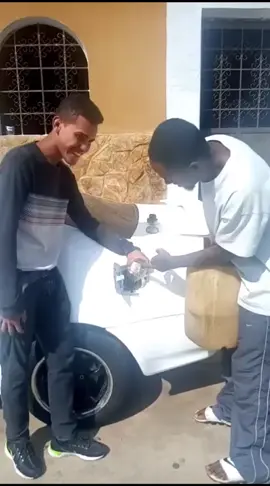 el Prieto rapero de Venezuela bien arrecho hasta los artista estan pasando roncha que bolas !!!