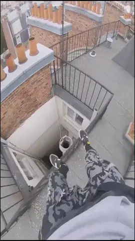 Floor is lava du level des enfers #parkour #freerun #floorislava #paris #rooftops #exploremore #french #sport #pov