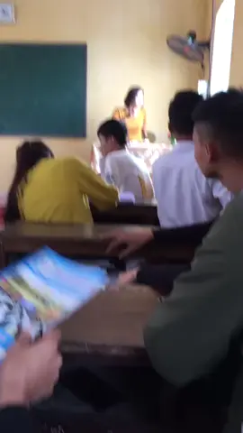 Các bạn có biết thứ gì kẹp trong sổ đầu bài không 🤣