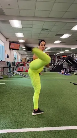 Can you kick? #kick #patada #taekwondo #getfit #shuffle #challenge #dance #workout #workoutchallenge #strongwomen