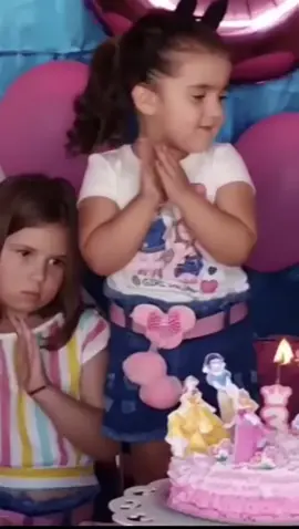 Ni Teresa ni rubí le llegan a esta niña😂😂🤣😂 pero el jalón de pelo no le quitó el sopladón que le dio a la 🕯🎂