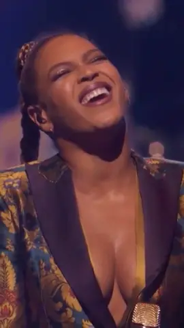 the distance between her mouth and the mic 😳 #fyp