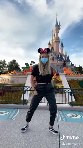 TikTok challenge à Disneyland Paris ✅ Tague un(e) pote qui doit absolument t’emmener à Disney 😂⚡️ #twerk #danse #disney #fyp #twerkformechallenge