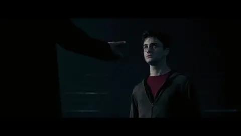 harry le entrega la profecía a el Sr Malfoy y llega a darle un golpe,#Siriusblack