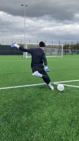Stab technique‼️ @gymshark @1ynxgk #goalkeepertraining #goalkeeper #foryoupage #foryou #like #saves #satisfying #follow #funny
