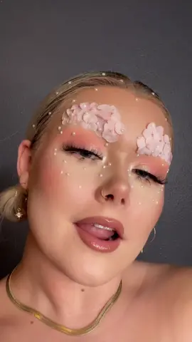 I feel v pretty with this makeup #fyp #foryou #viral #makeup #31daysofhalloweenmakeup #makeuptransition #promdress #TikTokFood