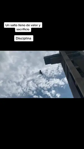 Hombres que se preparan para cumplir la misión desde las alturas #EjércitoNacional #FuerzasMilitares #Colombia