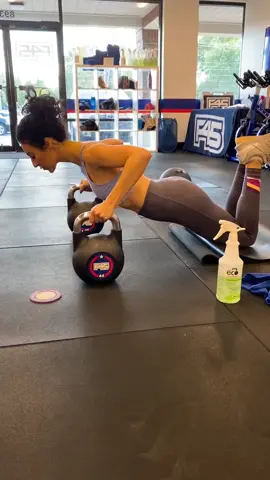 These are harder than they look 💪🏼 #MyCostume #exprESSIEyourself #oneminutefitness #feelinggood #npc #contestprep #fitmom #tiktokfitnesstips #f45