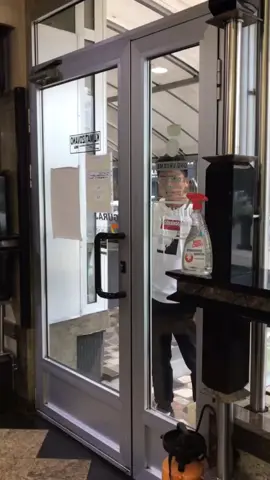 Kinez usao u pekaru traži burek sa sirom,napišite u komentare šta bi želili da kinez još uradi? #foryoupage #fyp #balkan #chinese #viral @tiktok