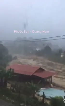 Lũ về cuốn trôi tất cả, mọi người chỉ biết đứng nhìn và la hét “ mất hết rồi”😔😢 Bao năm gây dựng giờ còn gì đâu😥#huongvemientrung