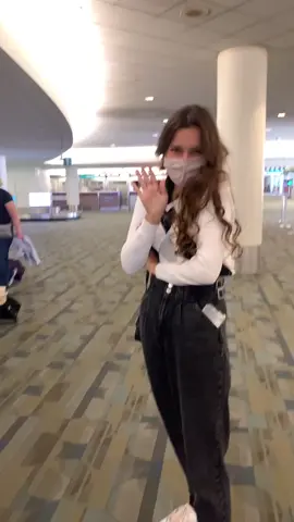 GUYSSSSS LOOK WHO I FOUND! @juliaapoee ✨🙌🏼✈️🤩 #WeWinTogether #california #HalloweenLook #ShowUpShowOff