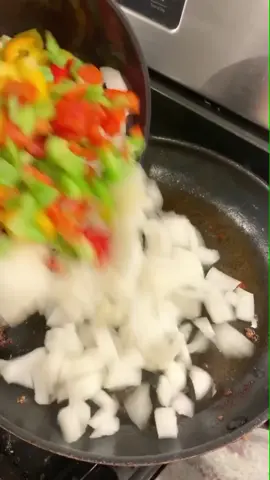 🐖 @lowcarbstateofmind you’ve changed my life for the better & I’m forever indebted 😆 #sausage #EasyRecipe #sausageandpeppers #learnfromme #cook