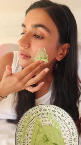 the easiest avocado face mask #facemask #avocado #DIY #yogurt