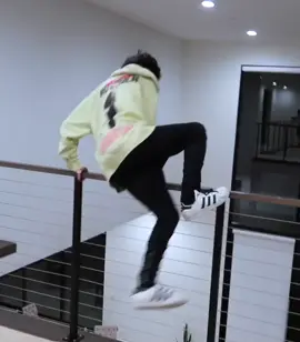 Scary Halloween prank 😂 (Watch the full video on YouTube with more scary pranks!) Link in bio❤️ @shane.mendes