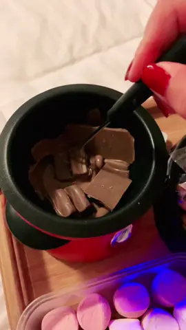If you don’t already have a mini fondue set, definitely recommend getting one 😍🍫. Can’t wait to do this agaun🍫 #chocolate #chocolatelover #foundue