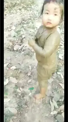 tuổi thơ ở thành phố làm gì biết chơi như này, toàn tivi điện thoại thôi, nghịch bùn đất chê bẩn 😂#baby #tuoitho #nongthon #share