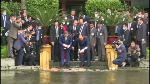 Thủ tướng Suga cùng Thủ tướng Nguyễn Xuân Phúc tham quan khu di tích Lăng Chủ tịch Hồ Chí Minh và cho cá ăn tại ao cá Bác Hồ 🇻🇳🇯🇵