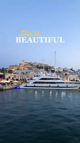 ✨ DALT VILA IBIZA 😍 🎥IG:themodernbutleribiza #ibiza2020 #daltvila #patrimoniodellunesco #ibizaoldtown #eivissa #arte #yacht #marinabotafoch #puerto