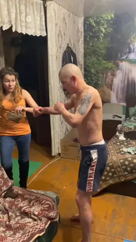 Безумный Паша отрабатывает приемы на Чикипики 💪👊😎